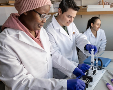 Nathaniel Nucci (center) works alongside student researchers.